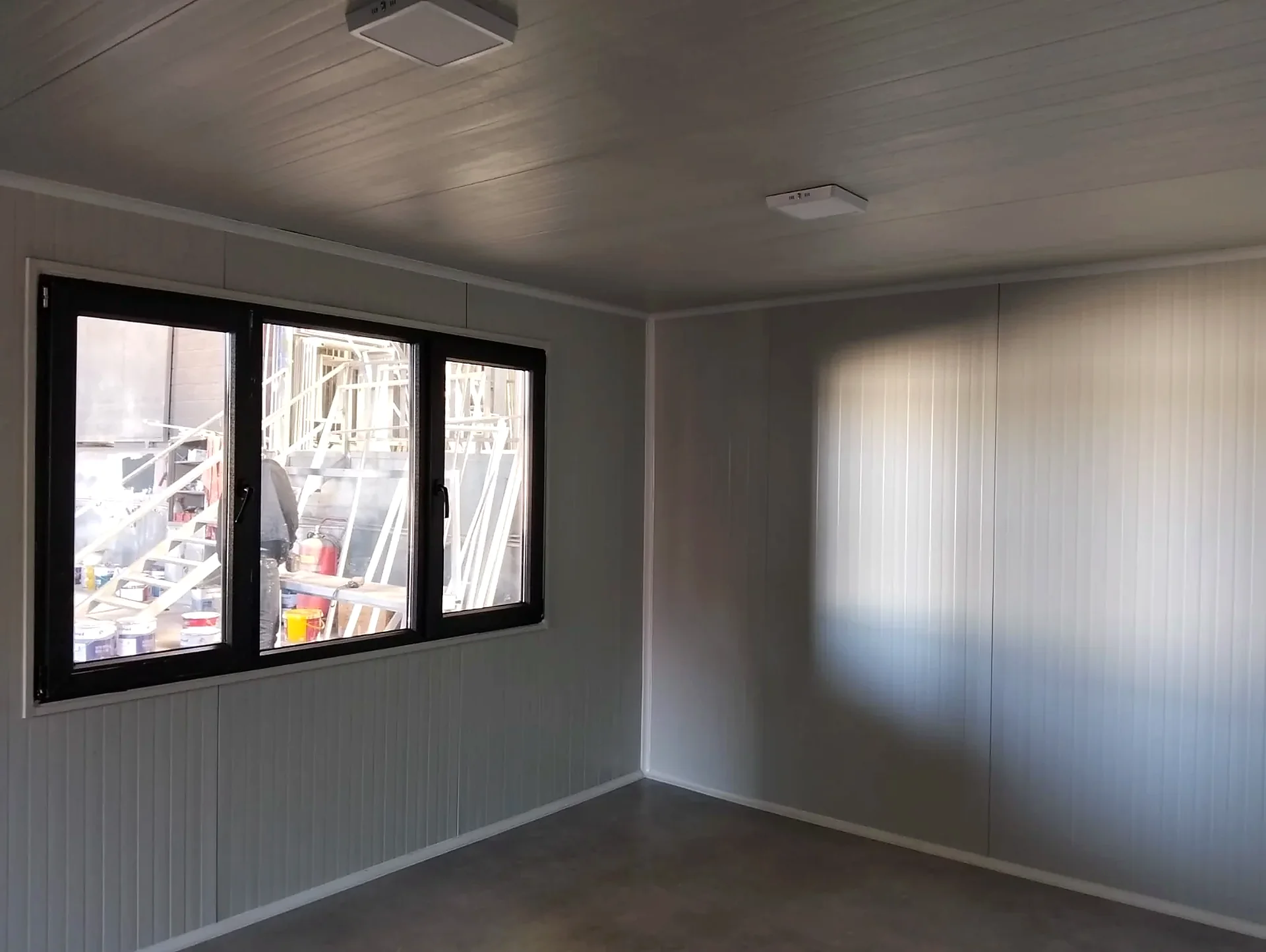 Modern modüler ofis ve showroom görünümü 5